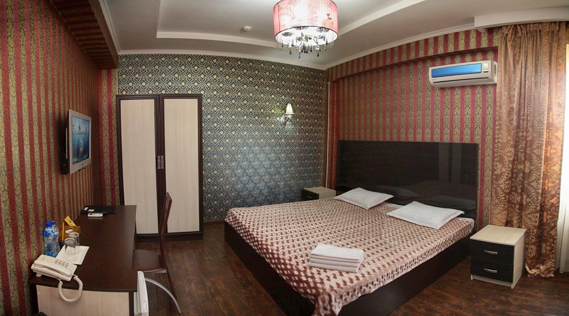 Voyage Hotel Бишкек Екстериор снимка