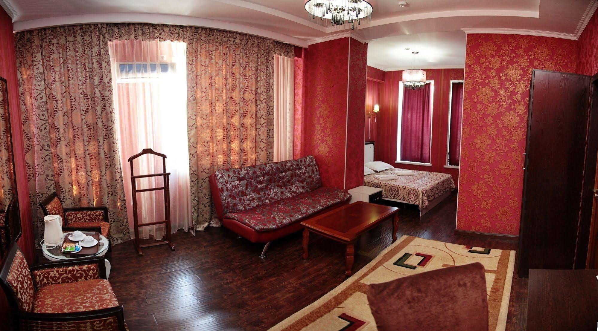 Voyage Hotel Бишкек Екстериор снимка