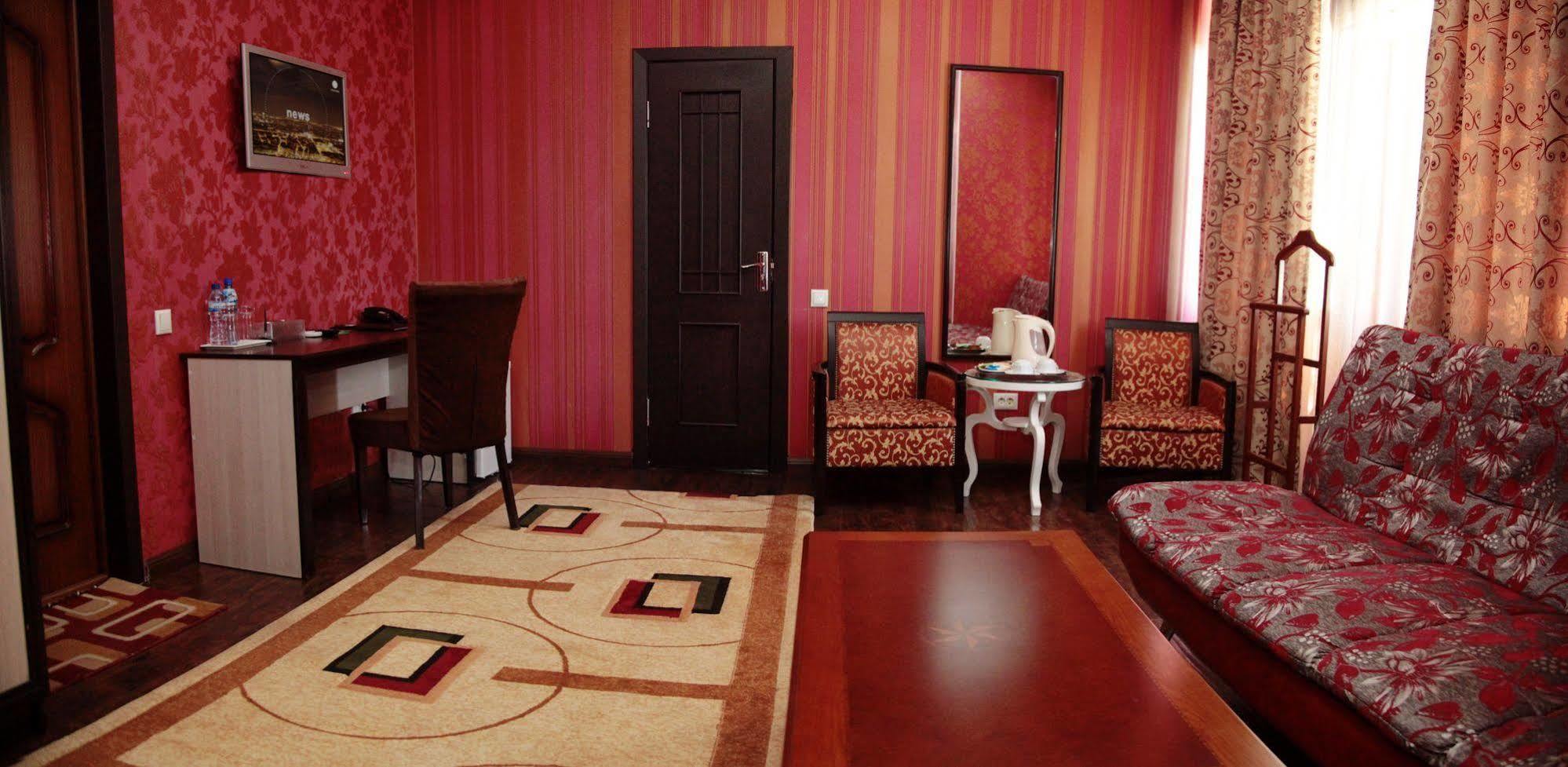 Voyage Hotel Бишкек Екстериор снимка