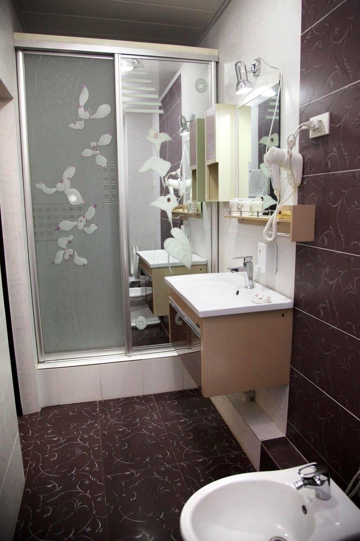 Voyage Hotel Бишкек Екстериор снимка