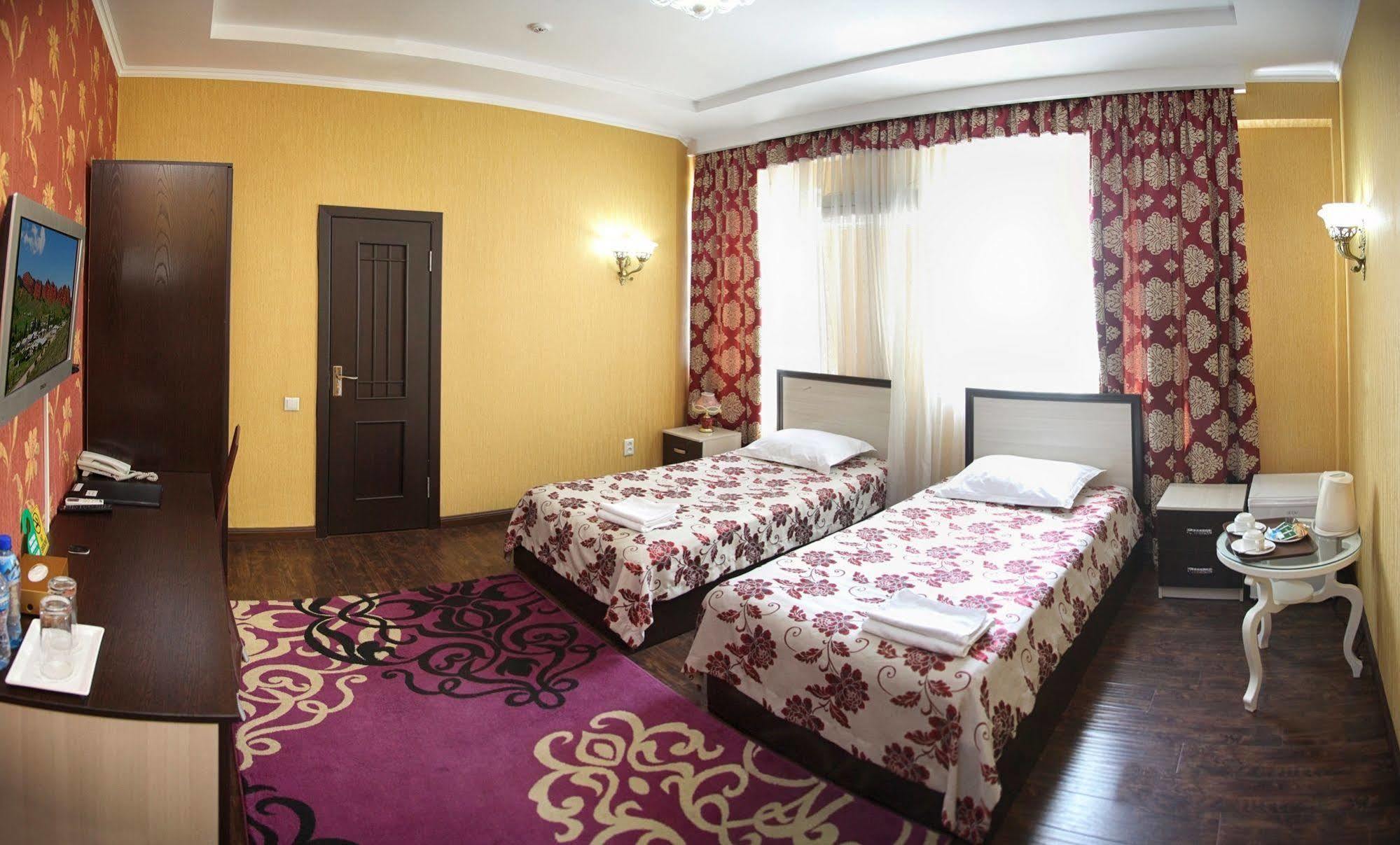 Voyage Hotel Бишкек Екстериор снимка